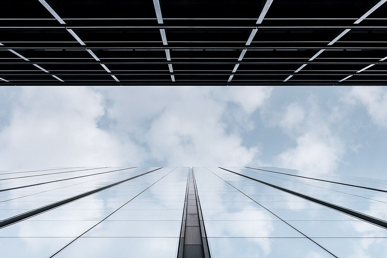 Façade vitrée d'un immeuble de bureaux — photo d'illustration